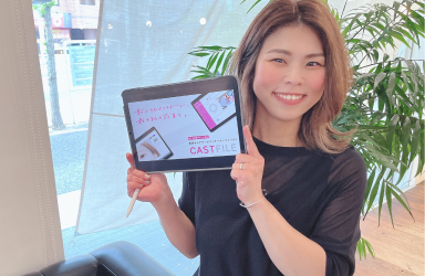 美容室でスタッフがタブレットを持っている様子